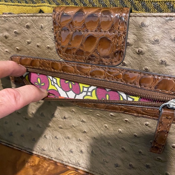 NWOT 90s Inspired GUESS Clutch Purse in Faux Ostrich/Alligator - Beauty - Picture 7 of 10